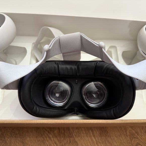Oculus Meta Quest 2 - Picture 2 of 8